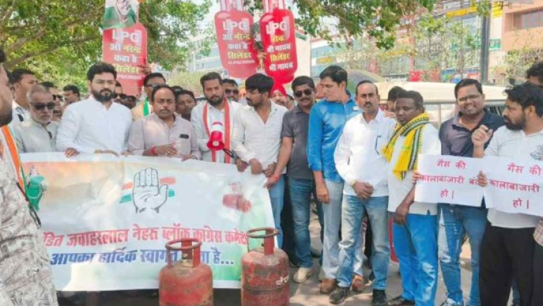 गैस सिलेंडर की बढ़ती कीमतों के खिलाफ कांग्रेस का प्रदर्शन: तेलीबांधा तालाब में किया प्रतीकात्मक विसर्जन