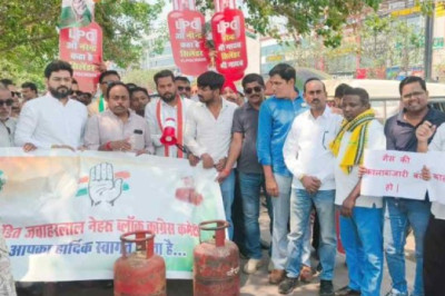 गैस सिलेंडर की बढ़ती कीमतों के खिलाफ कांग्रेस का प्रदर्शन: तेलीबांधा तालाब में किया प्रतीकात्मक विसर्जन