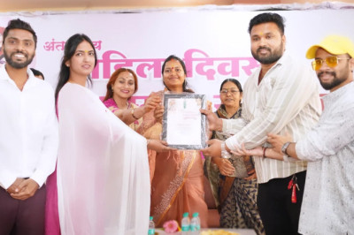 धनोरा में भव्य महिला दिवस समारोह, मंत्री लक्ष्मी राजवाड़े ने ‘झांपी हमर चिन्हारी’ परिवार को किया सम्मानित