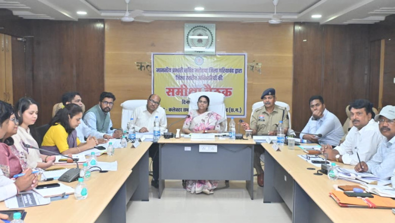 जिले की प्रभारी सचिव आर. संगीता ने ली जिला स्तरीय अधिकारियों की समीक्षा बैठक