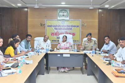 जिले की प्रभारी सचिव आर. संगीता ने ली जिला स्तरीय अधिकारियों की समीक्षा बैठक