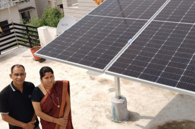 प्रधानमंत्री सूर्य घर मुफ्त बिजली योजना साहू दंपति व्याख्याता थंगेश्वर एवं रेशमी साहू बने ऊर्जादाता