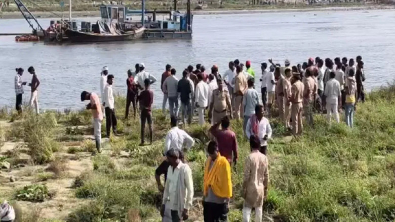 वृंदावन हादसा-11 श्रद्धालुओं की मौत, 4 लापता:यमुना से बेटे की लाश निकली तो बुजुर्ग पिता फफक पड़े; 250 गोताखोर रेस्क्यू में जुटे