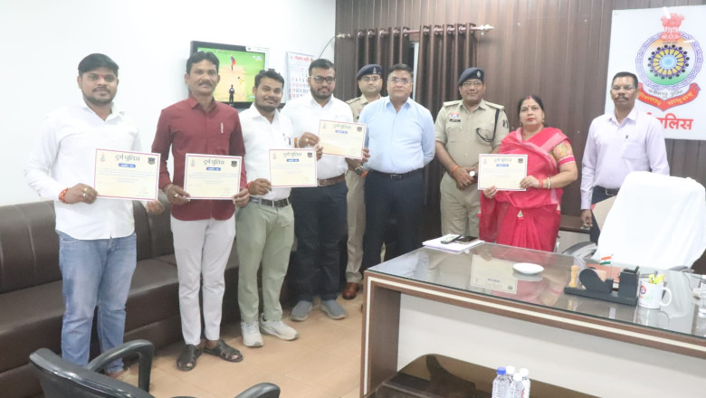 आत्महत्या का प्रयास करने वाले युवक की जान बचाने वाले जनप्रतिनिधियों को पुलिस अधीक्षक द्वारा किया गया सम्मानित....!