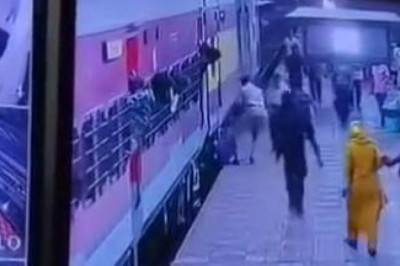 दुर्ग रेलवे स्टेशन पर बड़ा हादसा टला, चलती ट्रेन में चढ़ते समय यात्री गिरा, आरपीएफ जवान ने बचाई जान