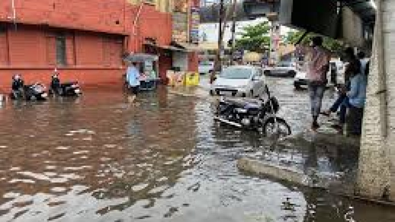 गर्मी में ही रायपुर में डूबने लगे घर:सफाई नहीं होने से लोगों के घरों में घूसा नाले का पानी, अंडरब्रिज से फिसल रही है गाड़ियां