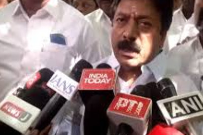 AIADMK में फूट, बागी गुट का TVK को समर्थन:षणमुगम बोले- जनादेश विजय के साथ, हम DMK से जुड़ते तो खत्म हो जाते