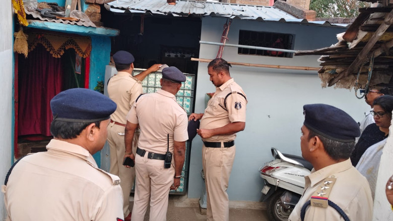दुर्ग में सुबह-सुबह पुलिस का छापा, असामाजिक तत्वों पर शिकंजा; हथियार और गांजा जब्त