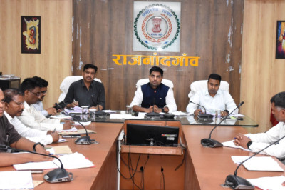 राजनांदगांव में राजस्व कार्यों की समीक्षा: कलेक्टर ने सीमांकन और स्वामित्व योजना में तेजी लाने दिए निर्देश