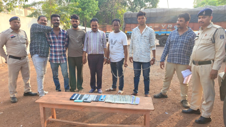 शिवनाथ नदी किनारे जुआ फड़ पर पुलिस की रेड: 7 आरोपी गिरफ्तार, नगदी-मोबाइल समेत वाहन जब्त