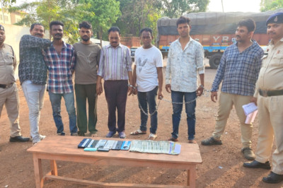 शिवनाथ नदी किनारे जुआ फड़ पर पुलिस की रेड: 7 आरोपी गिरफ्तार, नगदी-मोबाइल समेत वाहन जब्त