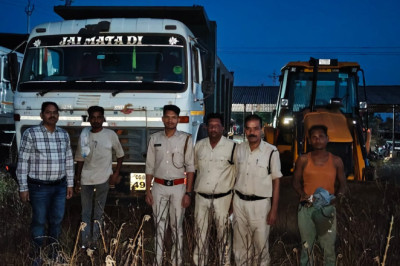 राजनांदगांव में अवैध खनन पर बड़ी कार्रवाई: 1 जेसीबी, 2 हाईवा और माजदा वाहन जब्त