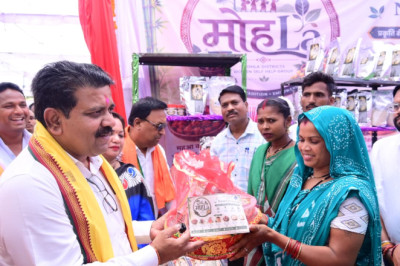 सुशासन तिहार में गूंजा ‘मोहला ब्रांड’ का नाम: उप मुख्यमंत्री विजय शर्मा ने किया शुभारंभ, महिला समूहों की सराहना