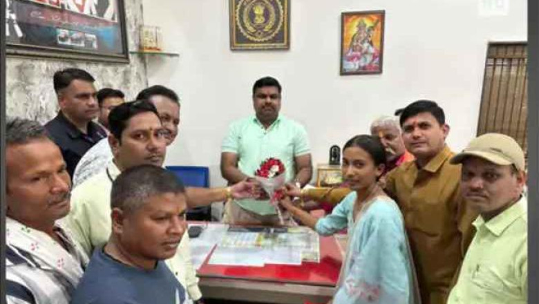 मंत्री ने बढ़ाया मदद का हाथ, रुचिका की पढ़ाई का खर्च उठाने का दिया भरोसा