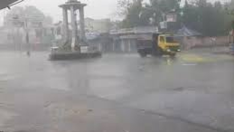 यूपी-बिहार में आंधी-बारिश से 48 मौतें:सहारनपुर में 10 गाड़ियां बहीं; बिहार में 4 फ्लाइट डायवर्ट, 18 लेट; पंजाब में ओले गिरे