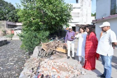 महापौर मीनल चौबे ने भावे नगर नाला सफाई कार्य का किया निरीक्षण, दिए त्वरित सुधार के निर्देश