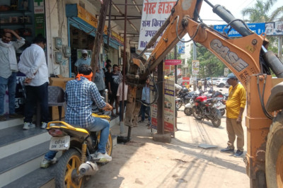 रायपुर निगम की बड़ी कार्रवाई: एमएमआई हॉस्पिटल के सामने नाले पर बने 10 अवैध पाट ध्वस्त