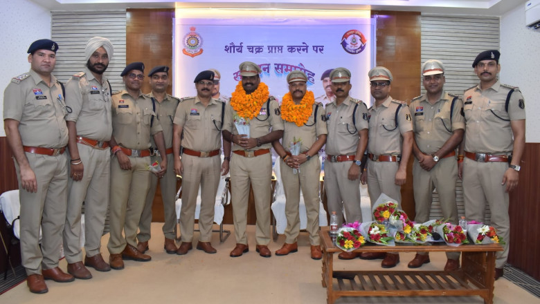 पुलिस लाइन दुर्ग में आयोजित सम्मान समारोह में शौर्य चक्र अलंकरण प्राप्त दो पुलिस अधिकारियों का नागरिक अभिनंदन किया गया....