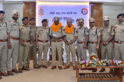 पुलिस लाइन दुर्ग में आयोजित सम्मान समारोह में शौर्य चक्र अलंकरण प्राप्त दो पुलिस अधिकारियों का नागरिक अभिनंदन किया गया....