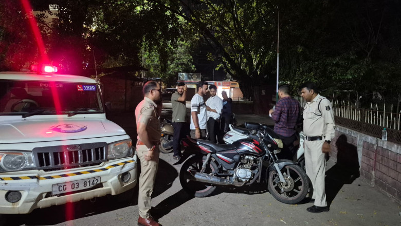 ऑपरेशन विश्वास के तहत दुर्ग पुलिस की लगातार सख्त कार्यवाही जारी, खुले में शराब सेवन एवं अड्डेबाजी करने वाले 121 व्यक्तियों पर कार्यवाही, अवैध शराब बिक्री करते 03 आरोपी गिरफ्तार