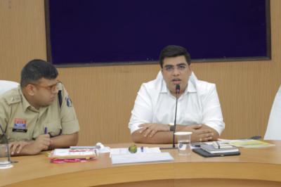 समय-सीमा बैठक में कलेक्टर ने की विभागीय कार्यों की विस्तृत समीक्षा, लंबित प्रकरणों के त्वरित एवं समयबद्ध निराकरण के सख्त निर्देश