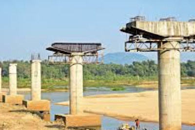 नक्सली खत्म, फिर भी इंतजार जारी: 100 जवानों की सुरक्षा में 42 करोड़ का अधूरा पुल