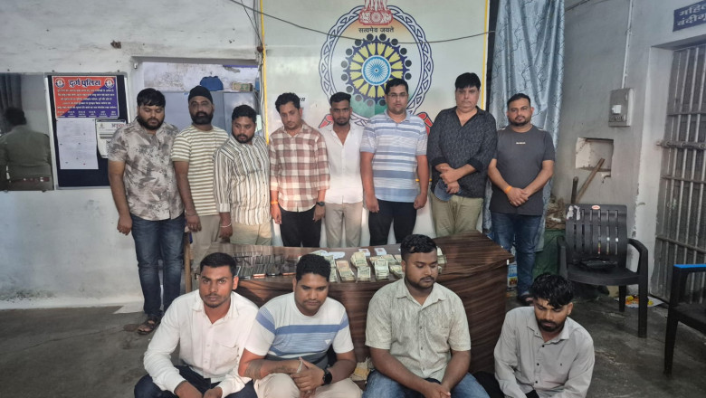 दुर्ग में जुए पर बड़ी कार्रवाई: रायपुर नाका से 12 जुआरी गिरफ्तार, ₹9.04 लाख नकद और 10 मोबाइल जब्त