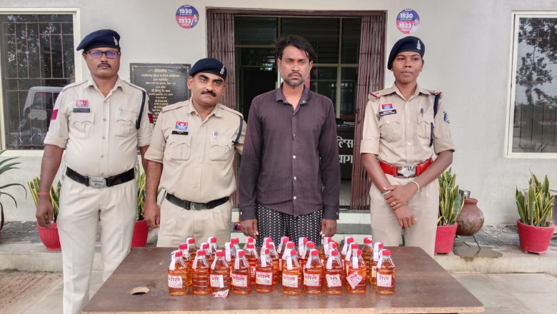 दुर्ग पुलिस की कार्रवाई: पुलगांव में अवैध शराब बेचते आरोपी गिरफ्तार, 30 पौवा शराब और नकदी जब्त