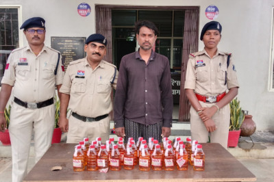 दुर्ग पुलिस की कार्रवाई: पुलगांव में अवैध शराब बेचते आरोपी गिरफ्तार, 30 पौवा शराब और नकदी जब्त