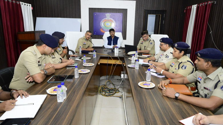DGP अरुण देव गौतम ने दुर्ग रेंज की कानून-व्यवस्था की समीक्षा की, ITMS का किया निरीक्षण; स्मार्ट पुलिसिंग और अपराध नियंत्रण के दिए निर्देश