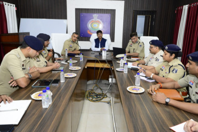 DGP अरुण देव गौतम ने दुर्ग रेंज की कानून-व्यवस्था की समीक्षा की, ITMS का किया निरीक्षण; स्मार्ट पुलिसिंग और अपराध नियंत्रण के दिए निर्देश