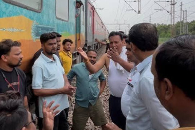 उधमपुर-दुर्ग सुपरफास्ट में हंगामा: एसी-लाइट बंद, यात्रियों ने 3 बार रोकी ट्रेन