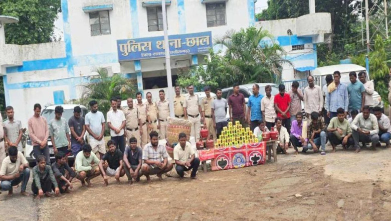 पुलिस का 'ऑपरेशन अंकुश' सफल: 5 जुआ फड़ों पर छापेमारी, 33 गिरफ्तार, लाखों का सामान जब्त...