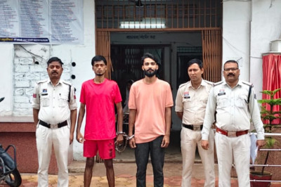 खुद को इलाके का 'दादा' बताकर फैला रहा था दहशत, धारदार हथियार के साथ 22 वर्षीय युवक गिरफ्तार