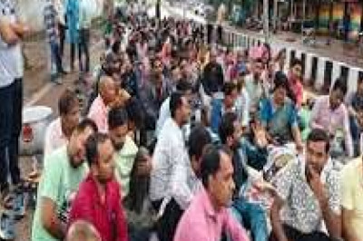 शिक्षा मंत्री के बंगले के बाहर धरने पर बैठे अतिथि शिक्षक, संविलियन और समान वेतन की मांग पर अड़े