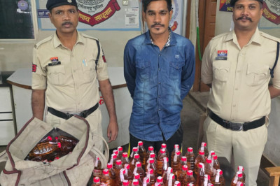 दुर्ग में नशे पर पुलिस का शिकंजा: स्कूटी से 144 पाव देशी शराब ले जा रहा आरोपी गिरफ्तार, ₹64,400 का माल जब्त
