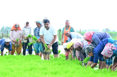 शिक्षा मंत्री गजेन्द्र यादव ने किसानों संग किया कृषि कार्य, खुद चलाया ट्रैक्टर