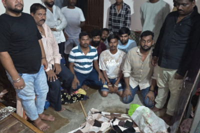 जुआ पर दुर्ग पुलिस की लगातार कार्यवाही जारी, केएलसी काली मंदिर के पीछे  चल रहे जुआ  पर पुलिस की कार्यवाही, 14 आरोपियों को गिरफ्तार कर ₹77,650 रुपये की संपत्ति जप्त...