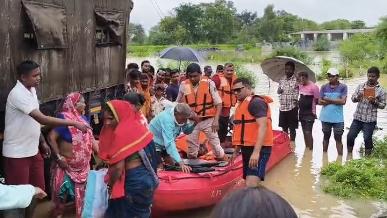 महानदी का रौद्र रूप:गांव डूबा, SDRF ने बचाई 6 जिंदगियां...