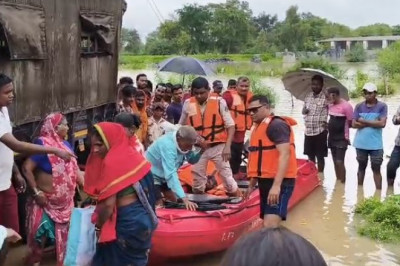 महानदी का रौद्र रूप:गांव डूबा, SDRF ने बचाई 6 जिंदगियां...