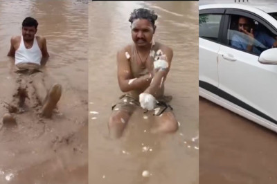 गड्ढे में बैठकर नहाया युवक, बदहाल सड़क की खोली पोल; जिम्मेदारों को जगाने का अनोखा प्रदर्शन...