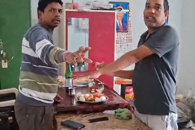 शिक्षा के मंदिर में शर्मनाक कृत्य! स्कूल कार्यालय में जाम छलकाते मिले दो शिक्षक, वीडियो हुआ वायरल...