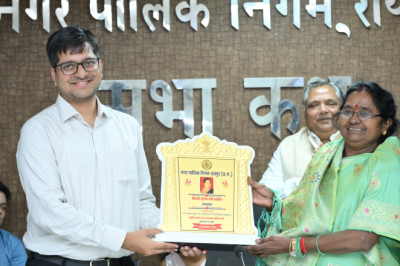 नगर निगम रायपुर की प्रभारी अपर आयुक्त कृष्णा खटीक सेवानिवृत्त, आयुक्त संबित मिश्रा ने किया सम्मानित