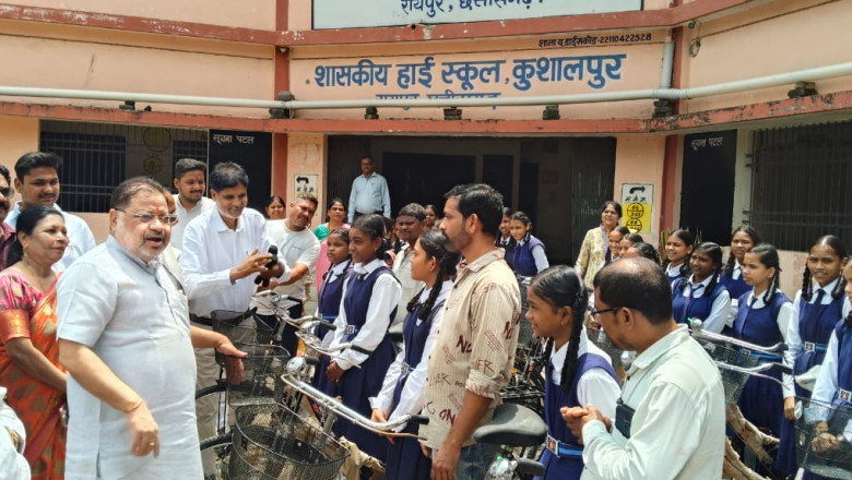 रायपुर दक्षिण विधायक सुनील सोनी ने कुशालपुर हाई स्कूल में छात्राओं को सरस्वती योजना की साइकिलें वितरित कीं