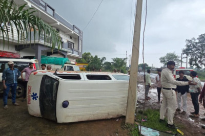 इलाज कर लौट रहे थे घर, रास्ते में गड्ढे ने पलट दी एम्बुलेंस; 6 लोग अस्पताल में भर्ती...