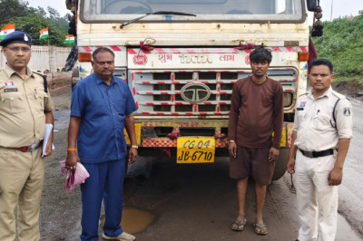 सिलतरा पुलिस की बड़ी कार्रवाई: 4 मालवाहक वाहनों से भारी मात्रा में स्पंज, स्क्रैप और कॉइल जब्त
