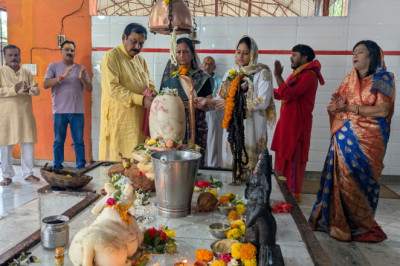 श्रावण मास के अंतिम सोमवार को सांसद विजय बघेल ने की भगवान भोलेनाथ की पूजा-अर्चना..