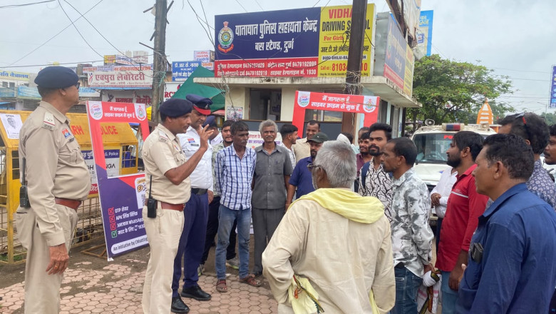 साइबर ठगी से बचाव और यातायात नियमों के प्रति जागरूक कर रही यातायात पुलिस दुर्ग