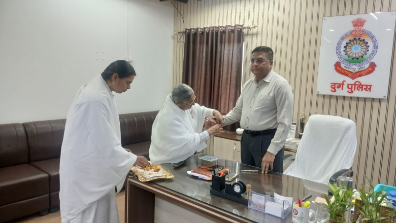 भिलाई में ब्रह्माकुमारी बहनों ने पुलिस जवानों से लेकर बुजुर्गों तक को बांधा रक्षा सूत्र, दिया परमात्म स्मृति का संदेश