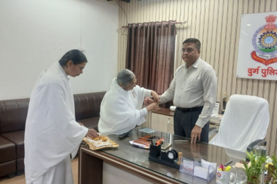 भिलाई में ब्रह्माकुमारी बहनों ने पुलिस जवानों से लेकर बुजुर्गों तक को बांधा रक्षा सूत्र, दिया परमात्म स्मृति का संदेश